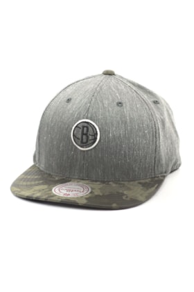 Bone MITCHELL AND NESS Brooklyn Nets Flexfit 110 Snapback Cinza/Camo