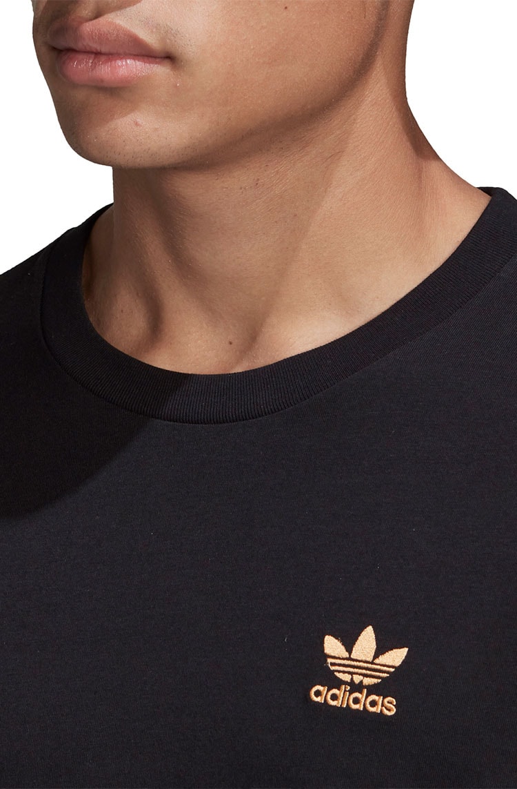 camiseta adidas logo dourado