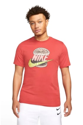 Camiseta Nike Sportswear Pk 2 Graphic Masculina Vermelho/Rosa Camiseta Nike Sportswear Pk 2 Graphic Masculina Vermelho/Rosa