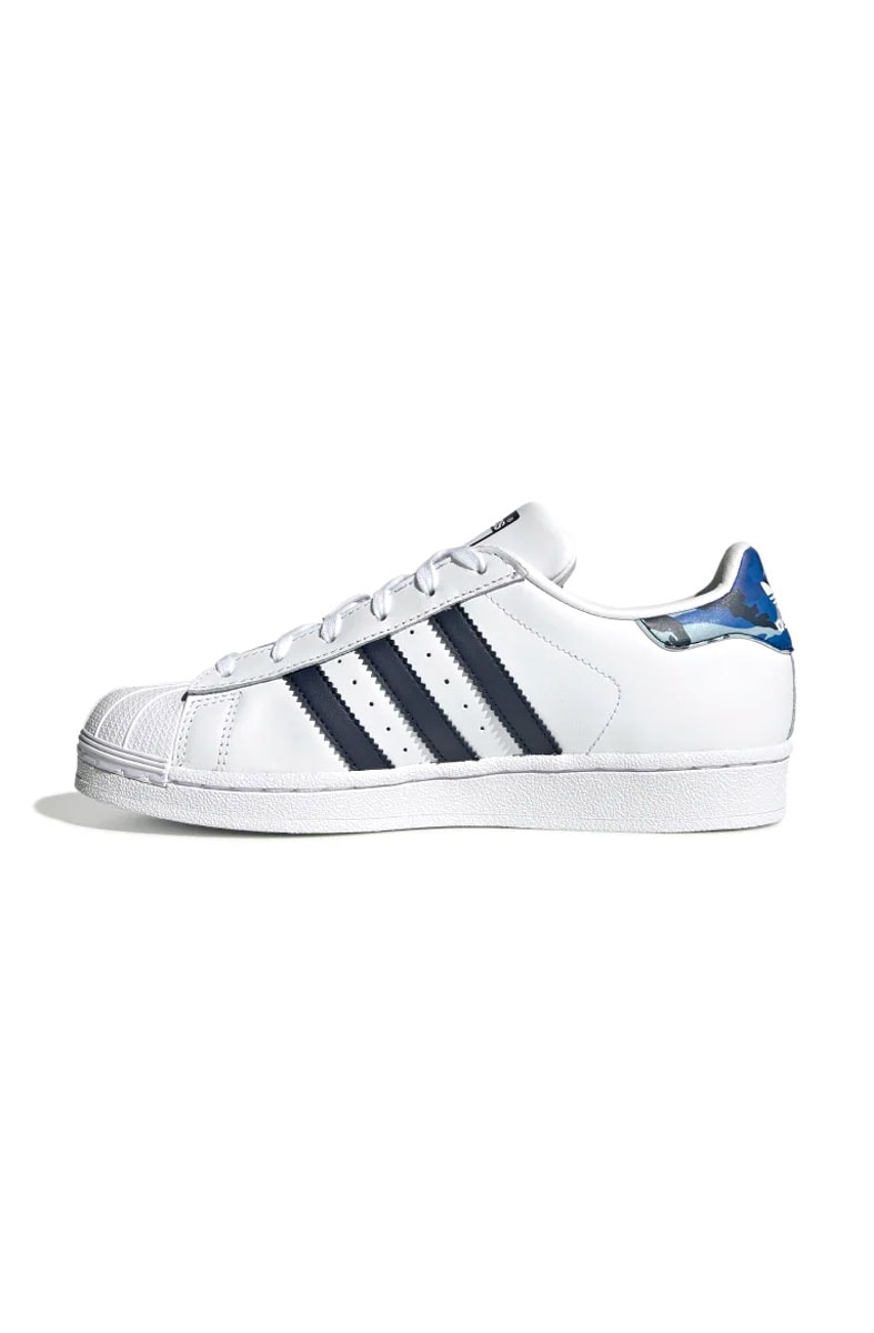 tenis adidas branco com listra azul